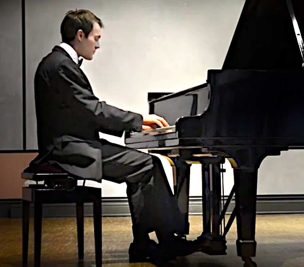 Charitiy Concert for Studieren ohne Grenzen 2016, Pianist Carl Firle